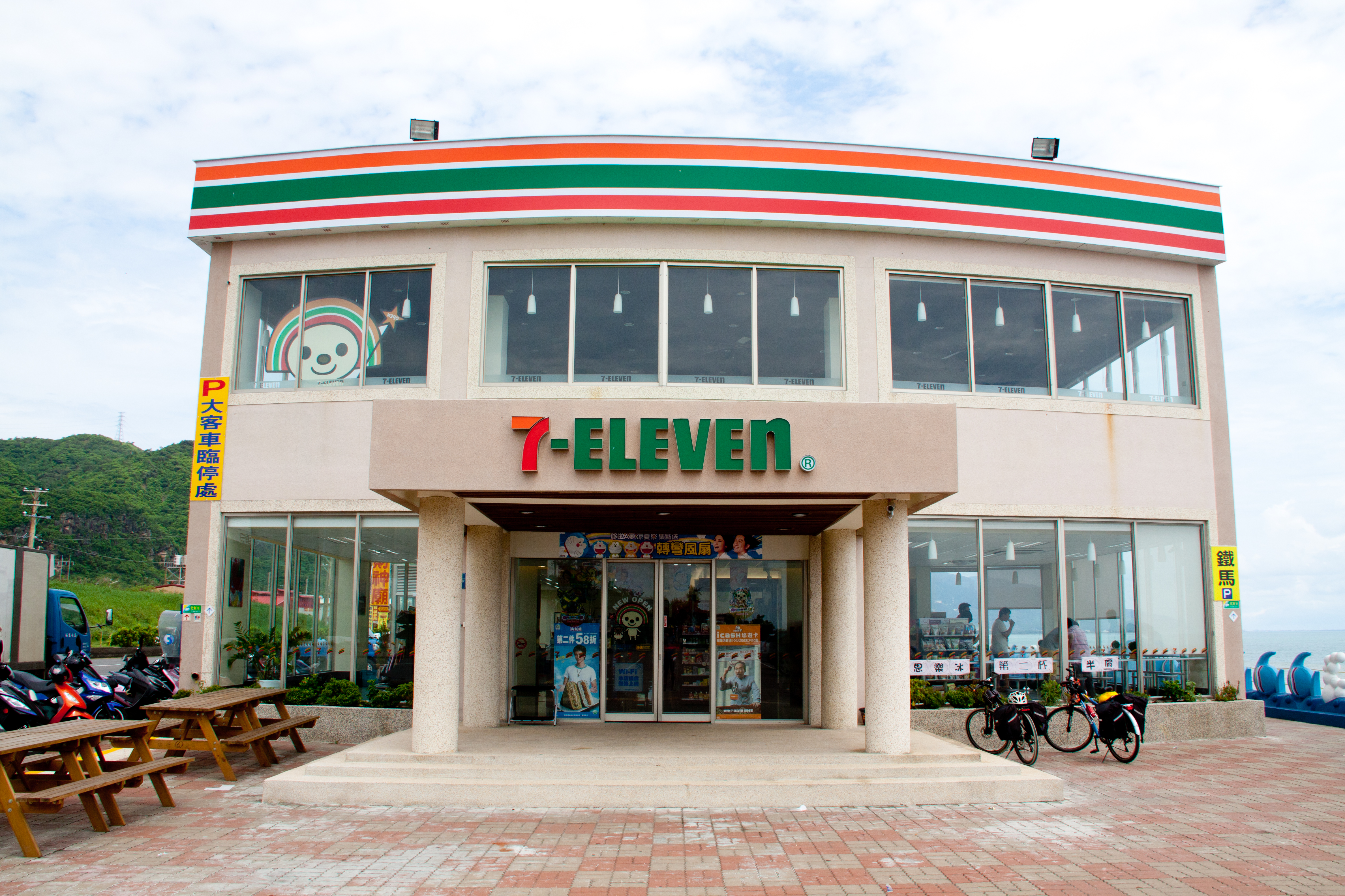 兩層高的7-11便利店真是第一次見