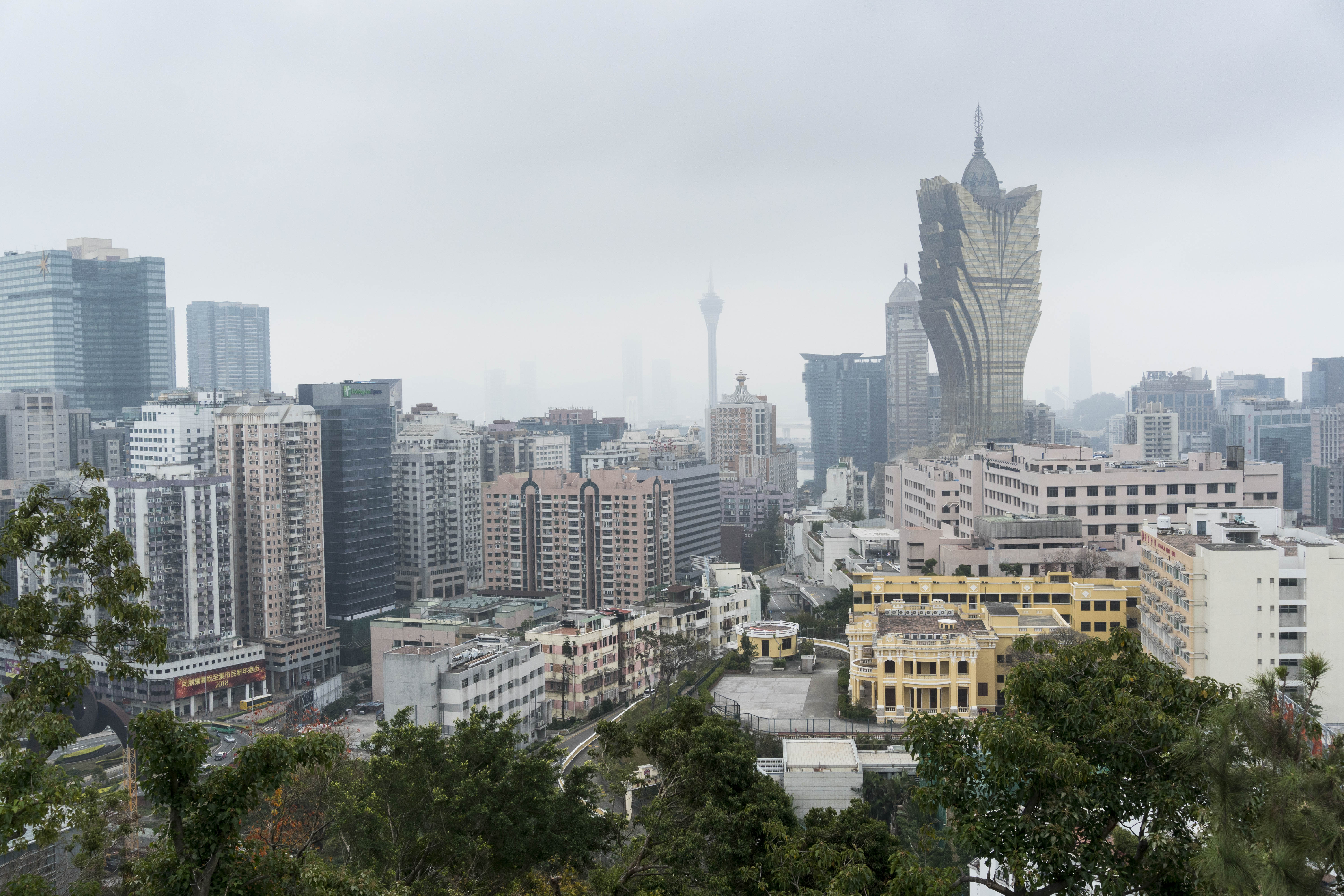 東望洋山，飽覽澳門市區全景，參觀東望洋燈塔、東望洋炮台及聖母堂。